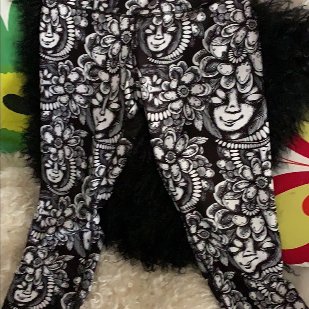 Beautiful comfy NOMINOU capris, size small